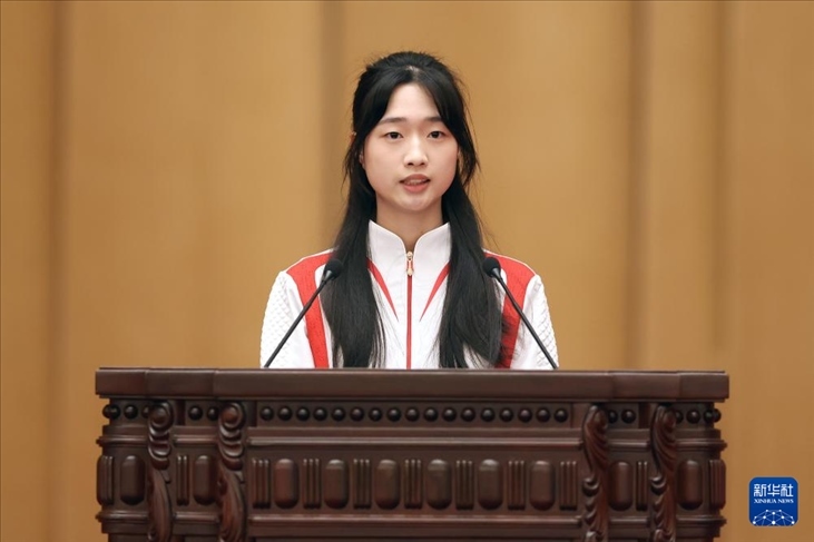 11月15日，射擊運(yùn)動(dòng)員黃雨婷在報(bào)告會(huì)上發(fā)言。新華社記者 李明 攝