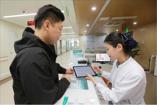 患者在護士站為家屬辦理床旁出院手續(xù)。圖片來源：山東第一醫(yī)科大學第二附屬醫(yī)院