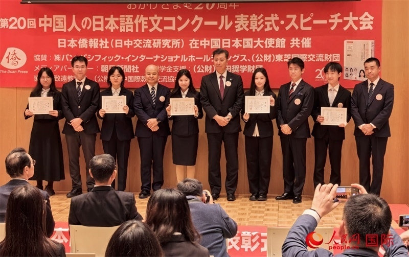 頒獎嘉賓為一等獎獲得者頒獎并合影。人民網(wǎng)記者陳建軍 攝