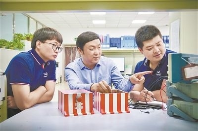 中北大學(xué)極端環(huán)境特種傳感與測試創(chuàng)新研究團隊成員正在圍繞近期發(fā)射任務(wù)進行產(chǎn)品研發(fā)。受訪單位供圖