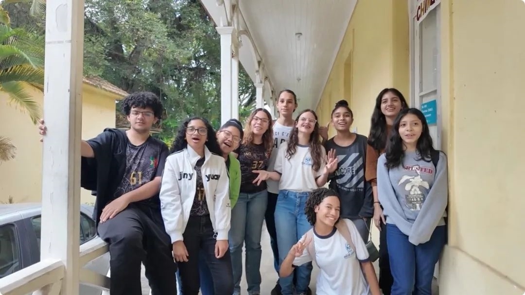 學生們用中文跟島叔問好。作者供圖