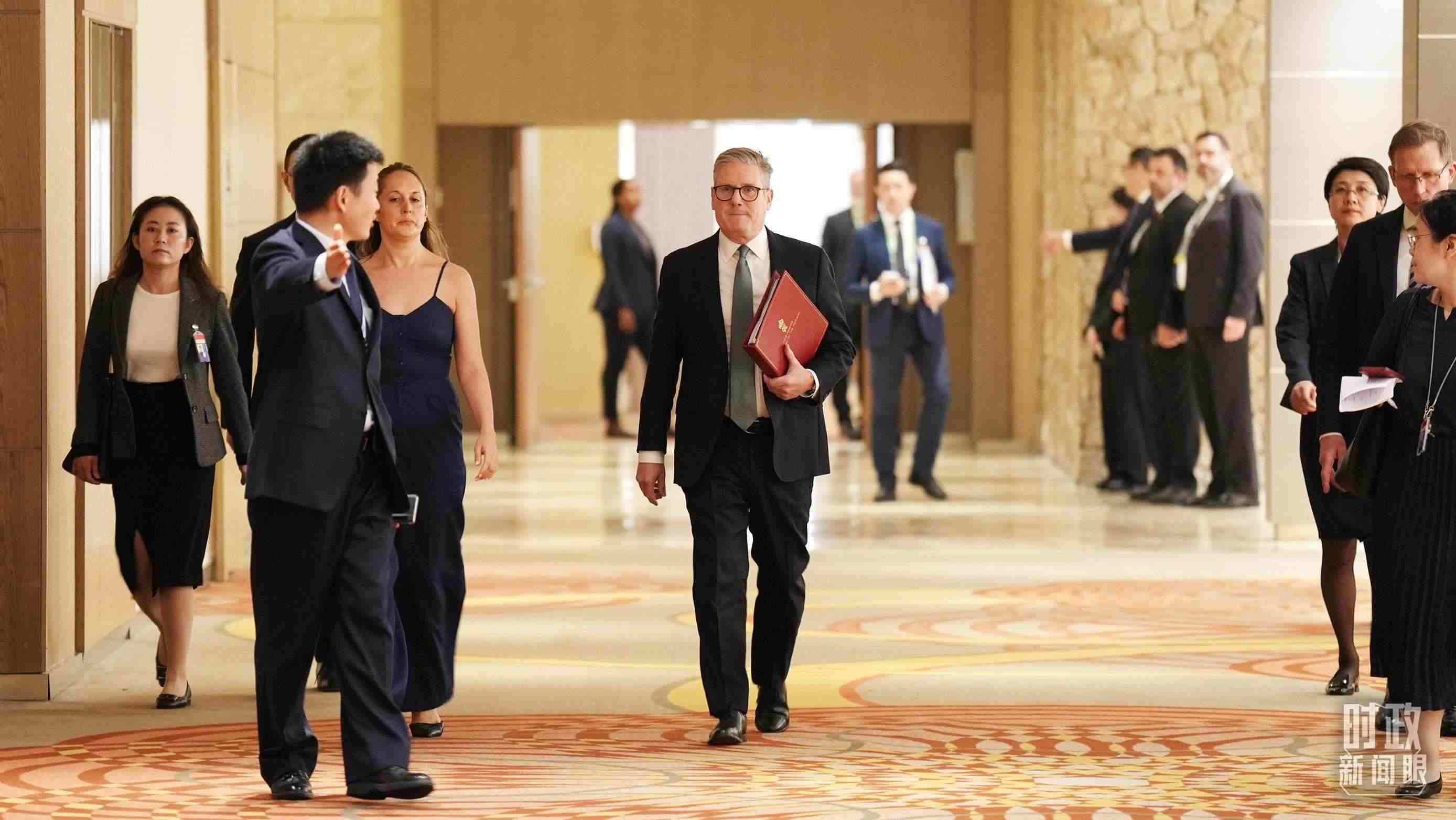 △英國首相斯塔默抵達會見現(xiàn)場。（總臺記者李晉拍攝）