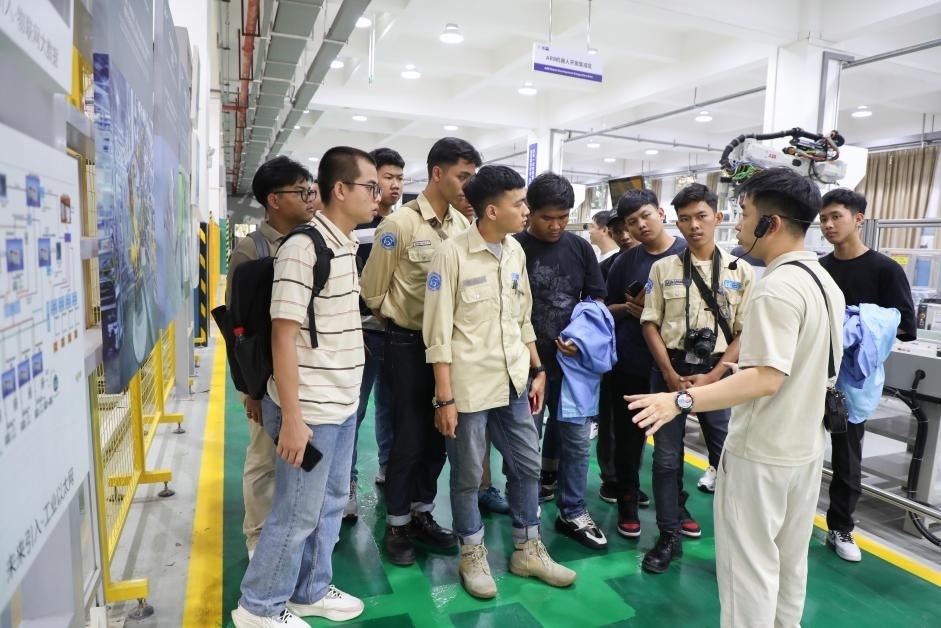 來華留學生在工程實踐中心上課。教育部職業(yè)教育與成人教育司供圖