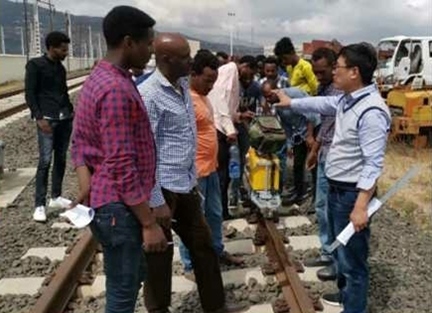 山東職業(yè)學院開展亞吉鐵路運營技術(shù)培訓。教育部職業(yè)教育與成人教育司供圖