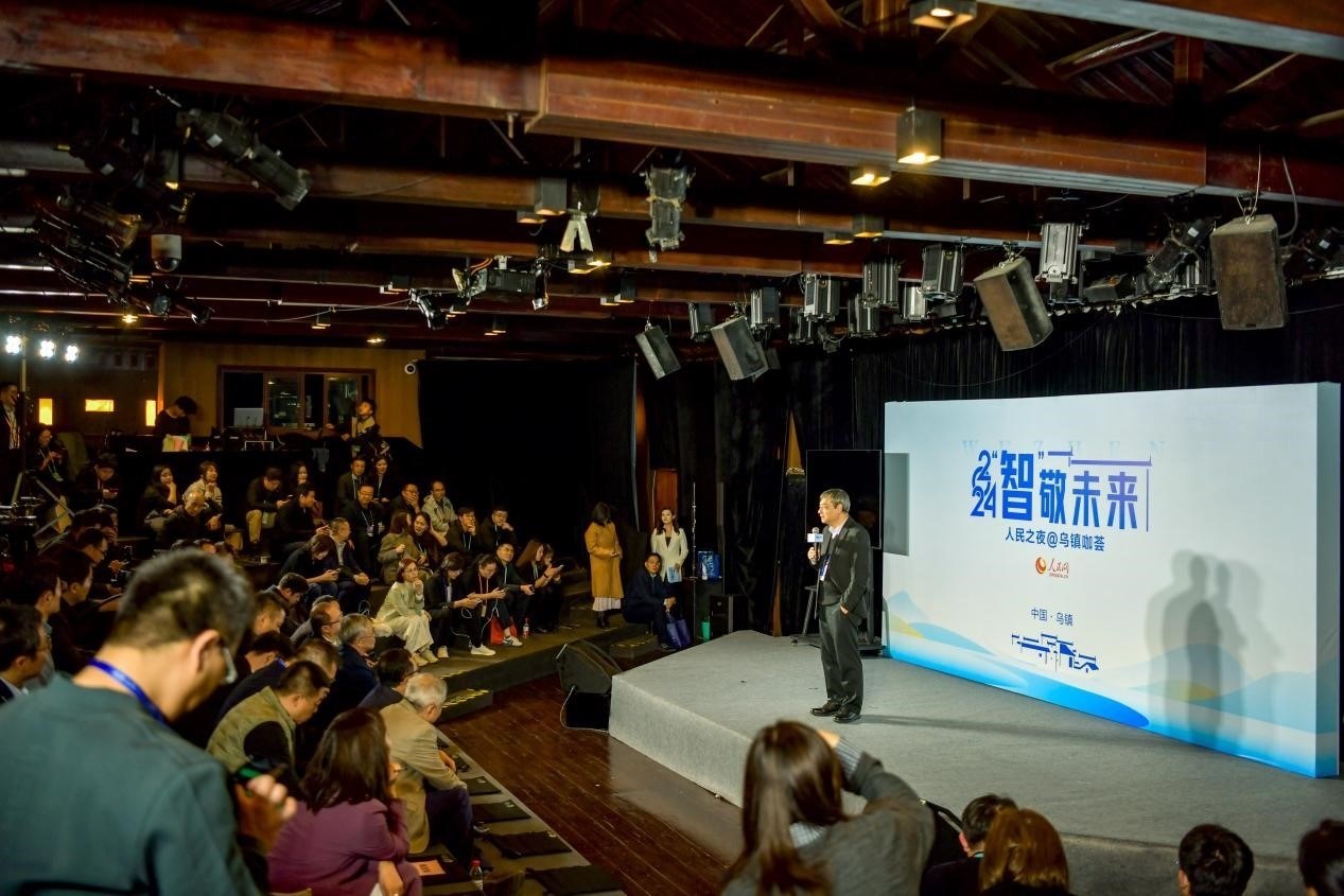 在開場環(huán)節(jié)，清華大學(xué)人工智能研究院常務(wù)副院長、教授孫茂松發(fā)言分享。人民網(wǎng)記者 任峰濤攝