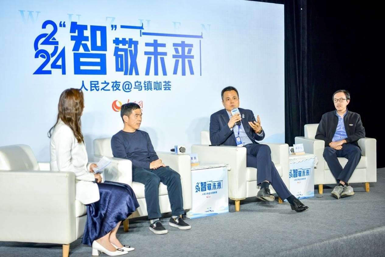 在對話環(huán)節(jié)，之江實驗室高級研究專家潘愛民、伏羲智庫創(chuàng)始人李曉東、麒麟軟件副總經(jīng)理李震寧探討“‘百模大戰(zhàn)’將卷向何方”。人民網(wǎng)記者 任峰濤攝