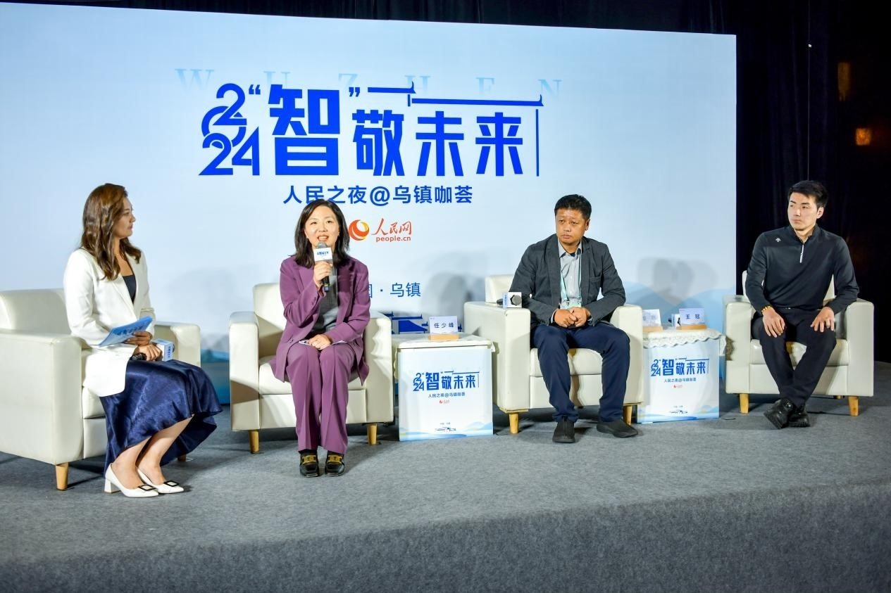 在對話環(huán)節(jié)，趣丸科技總編輯、副總裁任少峰，星云智慧機器人CEO李明，可之教育大模型創(chuàng)始人王冠討論“人工智能如何惠及大眾”。人民網(wǎng)記者 任峰濤攝