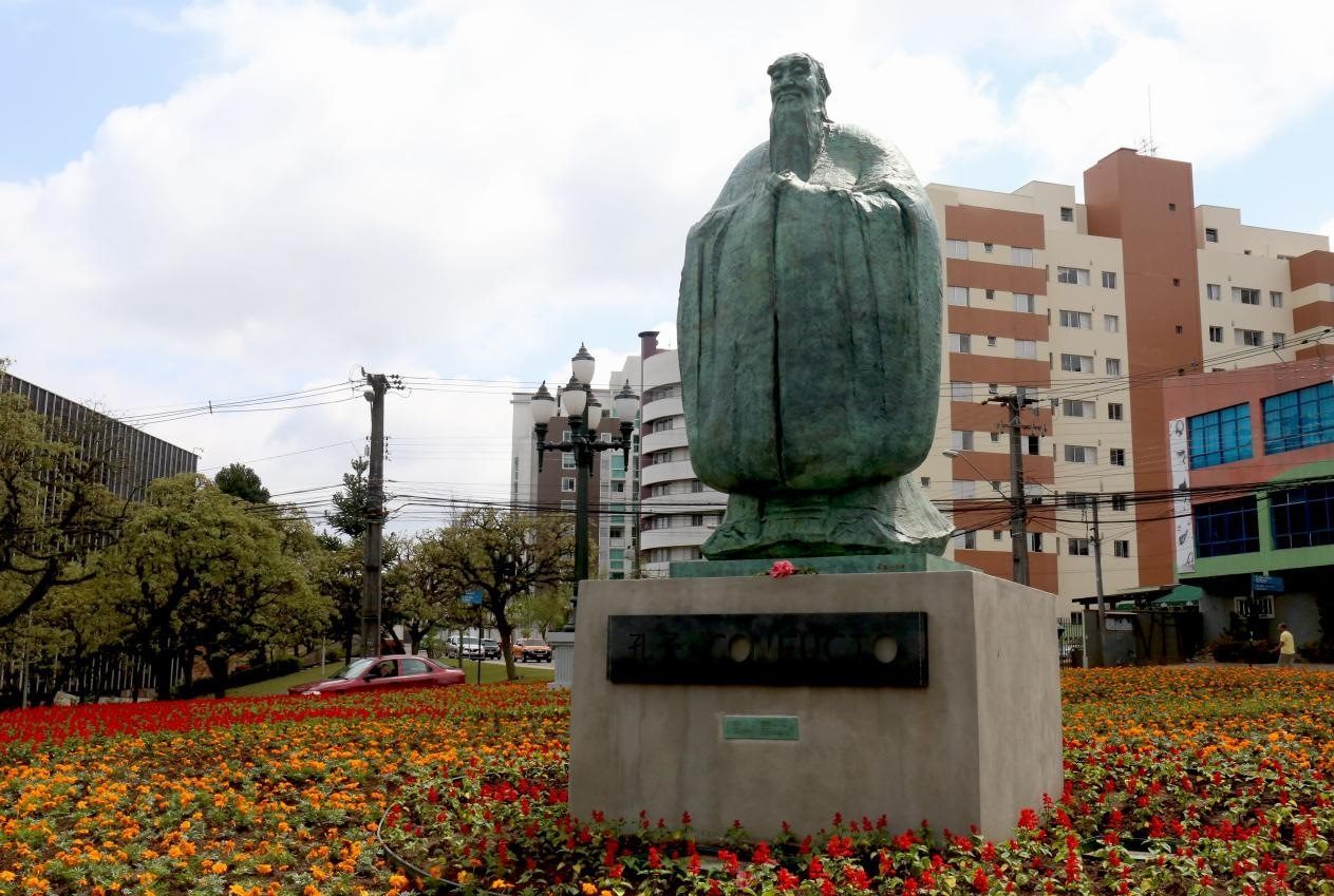 2017年，吳為山雕塑《孔子》立于巴西庫(kù)里蒂巴市，該廣場(chǎng)被永久命名為“中國(guó)廣場(chǎng)”。中國(guó)美術(shù)館供圖