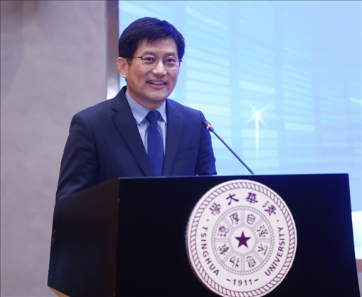 清華大學(xué)國家治理研究院執(zhí)行院長、清華大學(xué)計算社會科學(xué)與國家治理實驗室執(zhí)行主任孟慶國教授演講。供圖單位：清華大學(xué)國家治理研究院