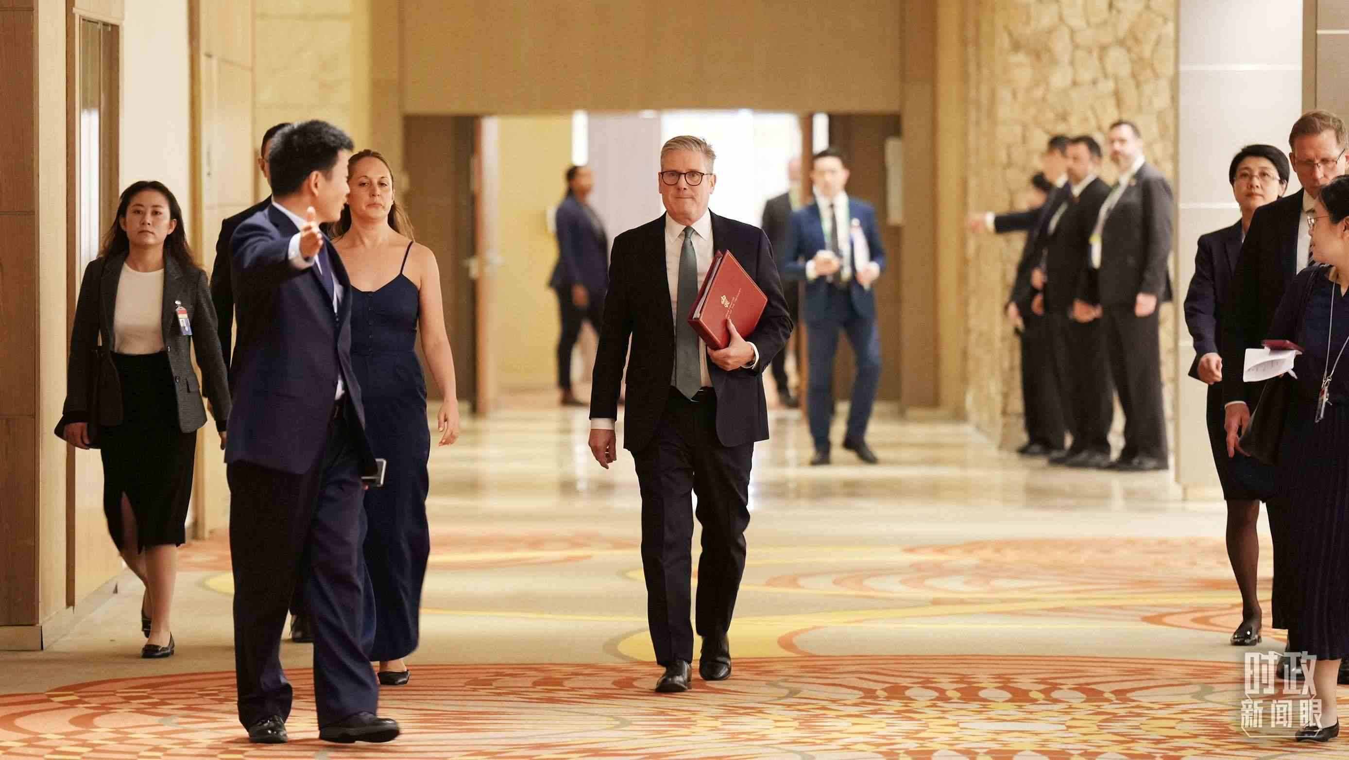 英國首相斯塔默抵達(dá)會見現(xiàn)場，這是他首次同習(xí)主席面對面交流。