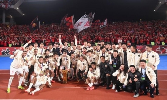 11月23日，上海海港隊(duì)成員在頒獎(jiǎng)儀式后與球迷合影。新華社記者 黃宗治 攝