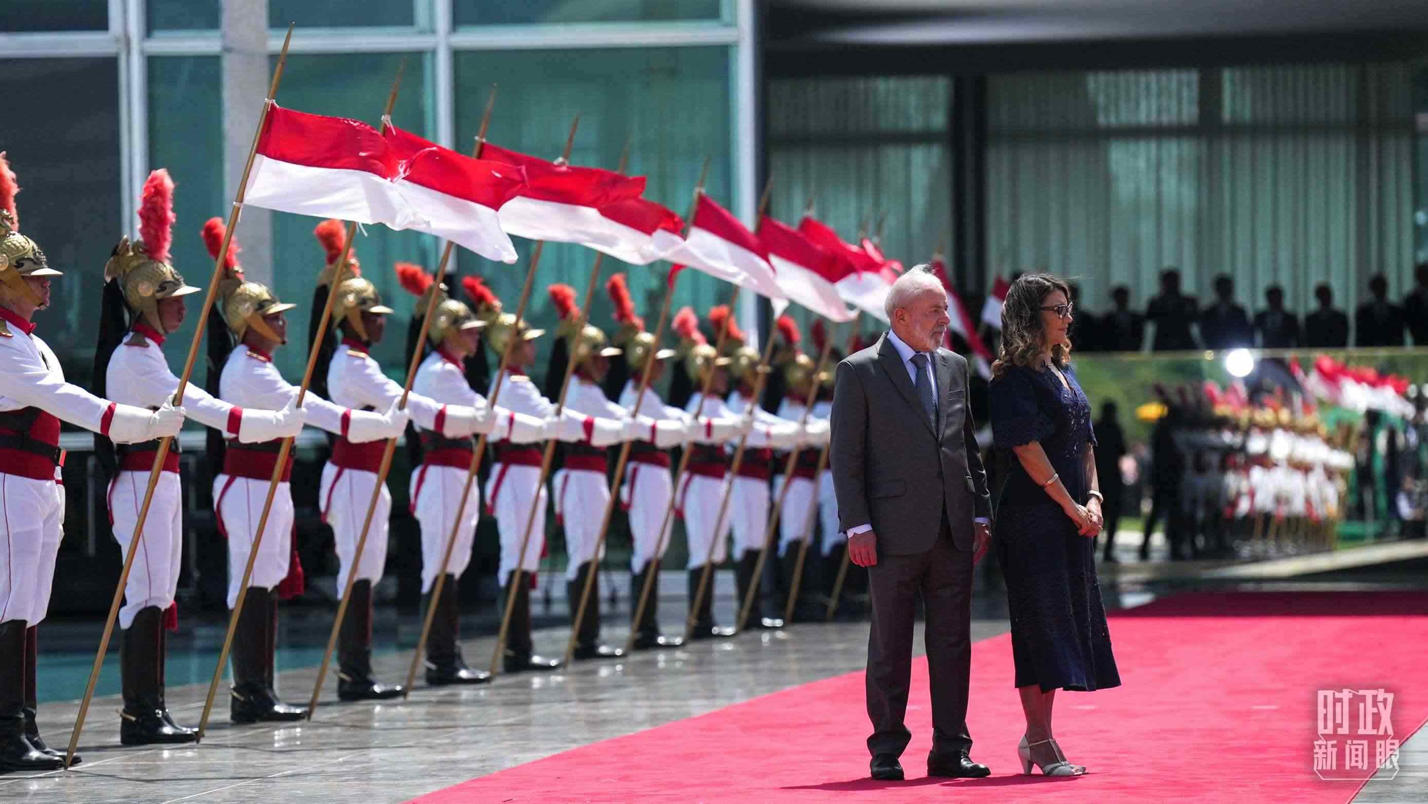 巴西總統(tǒng)盧拉和夫人羅桑等候習(xí)主席到來。