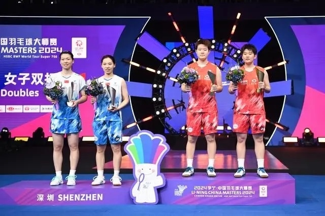 11月24日，劉圣書(shū)（右二）/譚寧（右一）與李怡婧/羅徐敏（左一）在頒獎(jiǎng)臺(tái)上合影。新華社記者 梁旭攝