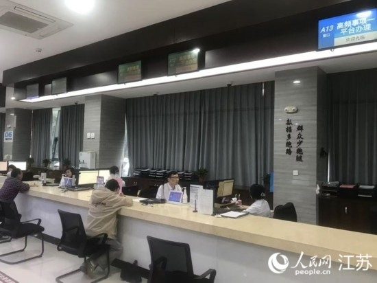 像這樣的“高頻事項(xiàng)一平臺(tái)”辦理專窗，正在江蘇各地基層便民服務(wù)中心鋪開。人民網(wǎng) 俞楊攝