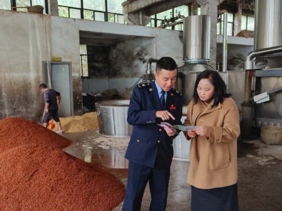 鎮(zhèn)遠縣稅務(wù)局在酒企宣傳調(diào)研。黔東南州稅務(wù)局供圖