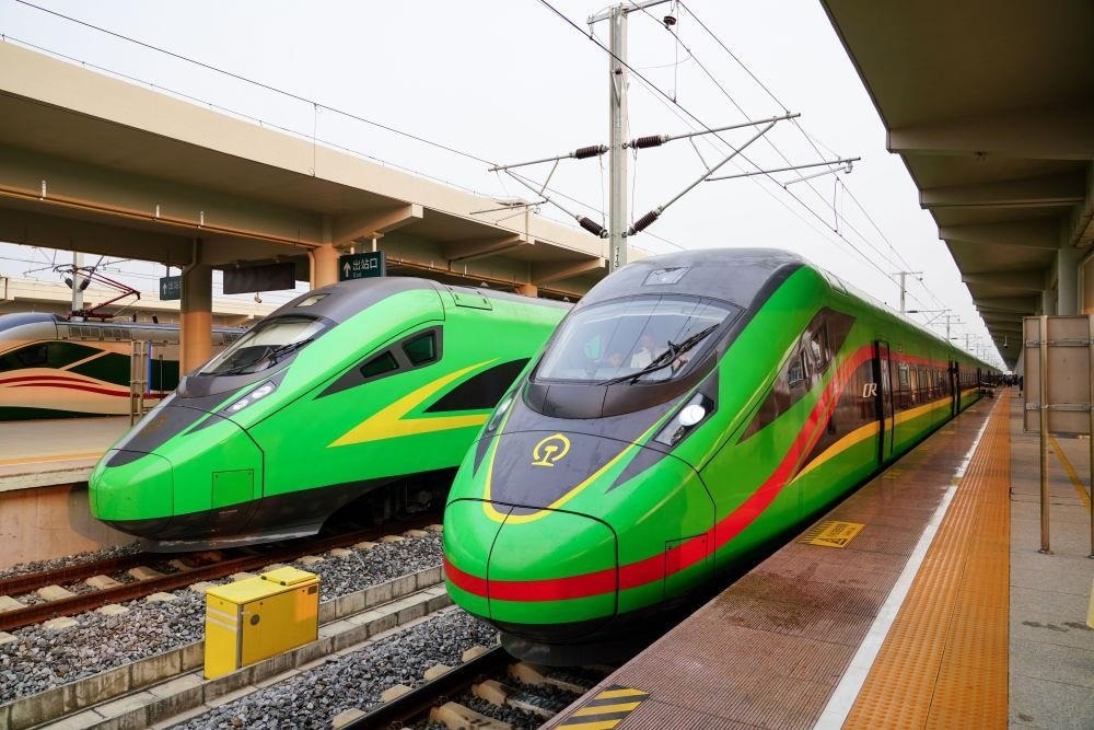 截至2024年7月5日，中老鐵路國(guó)際旅客列車?yán)塾?jì)開行滿1000列，極大地便利了沿線民眾出行。