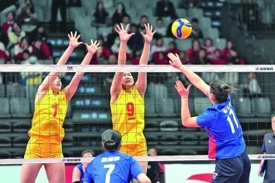11月27日，山東隊(duì)球員李晨瑄（中）、李美君（左）在比賽中攔網(wǎng)。新華社發(fā)
