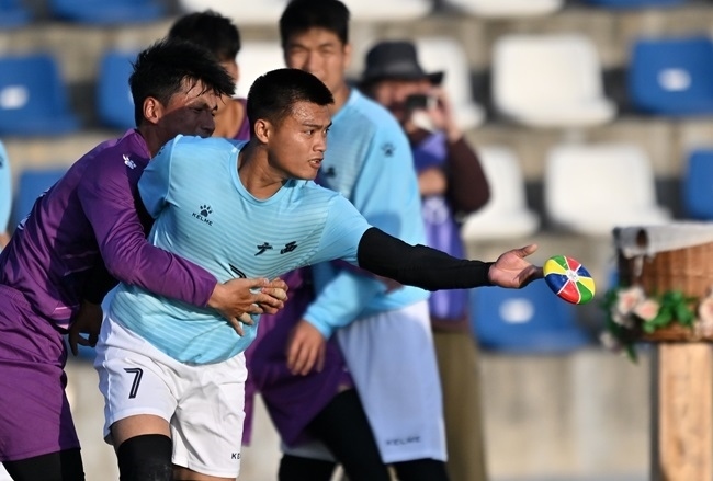 11月28日，花炮半決賽，廣西隊與海南隊展開激烈角逐。新華社記者 郭程攝