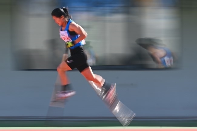 11月28日，海南隊選手吳明芬在高腳競速比賽中。新華社記者 杜子璇攝