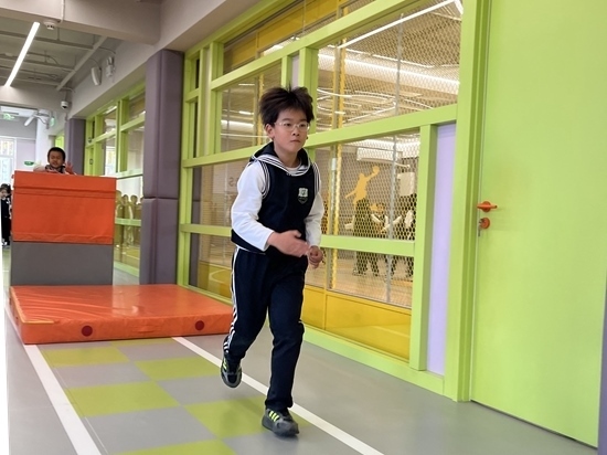 學生在南樓二層的體能教師訓練。人民網(wǎng)記者孫競 攝