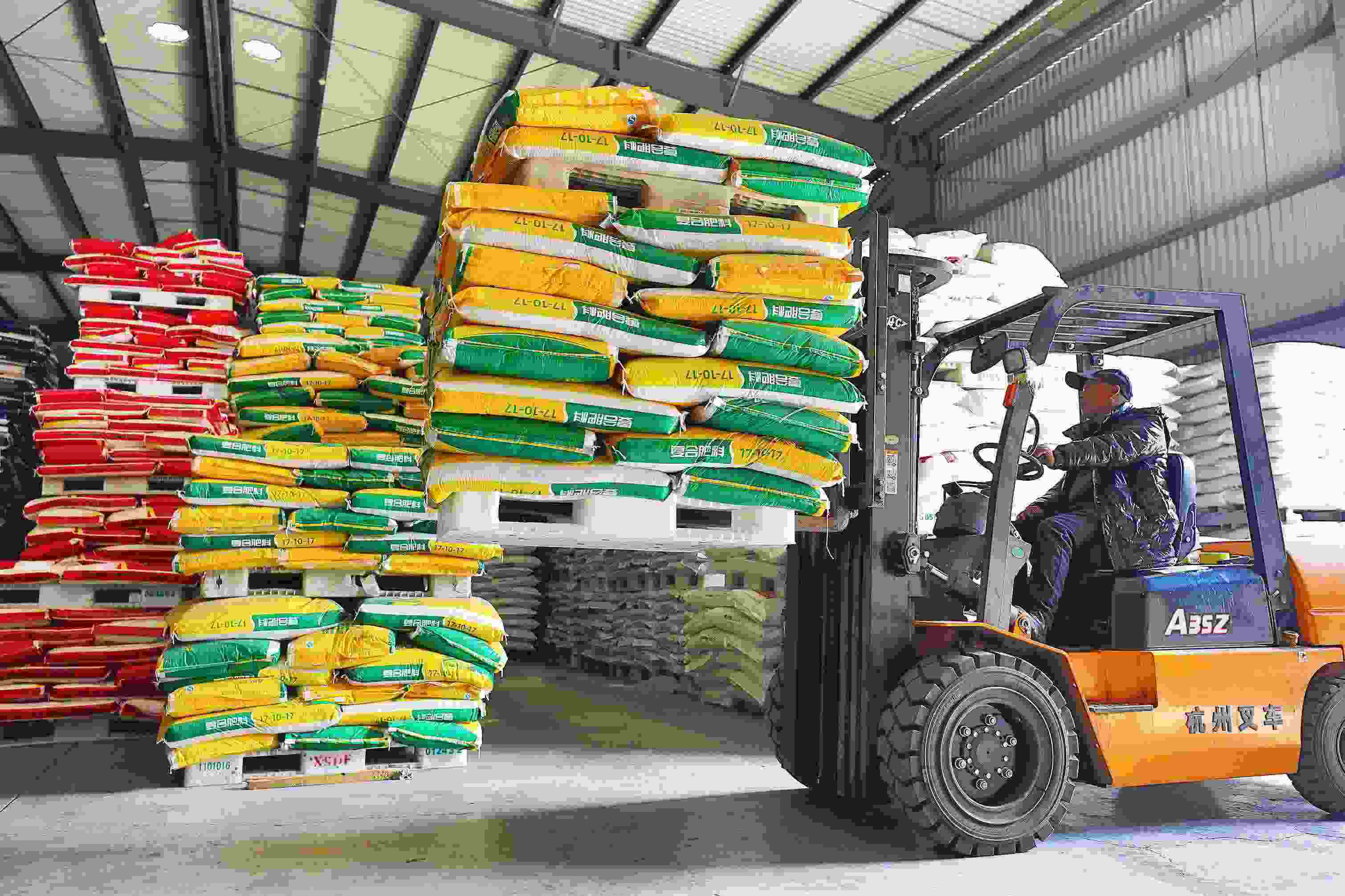 2023年2月15日，在浙江義烏供銷聯(lián)社的農(nóng)資貯存?zhèn)}庫，工作人員正在調(diào)運復合肥料等農(nóng)資。