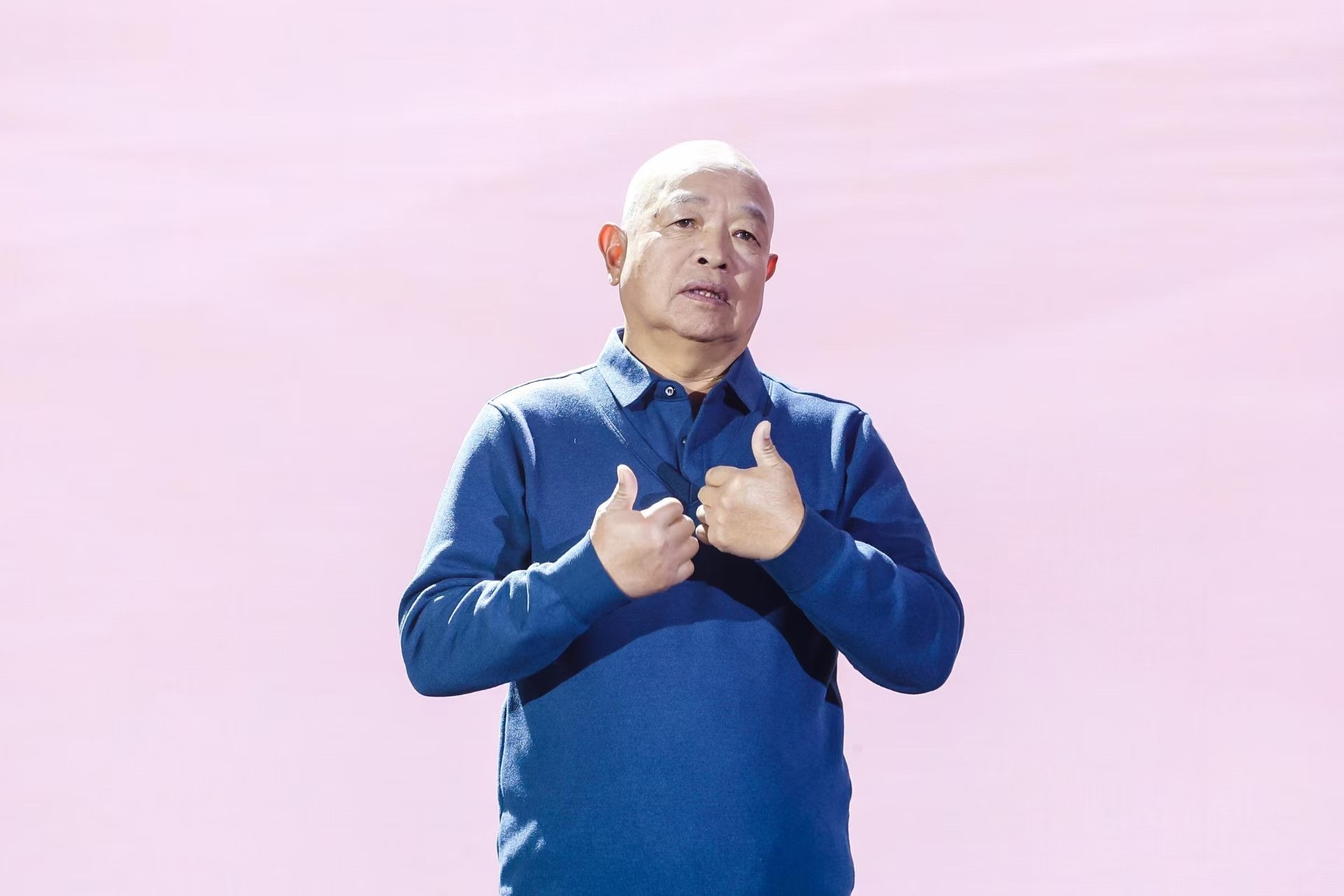 “山東好人”、煙臺(tái)市無(wú)聲洗車(chē)場(chǎng)經(jīng)理柳興濤。人民視頻供圖。