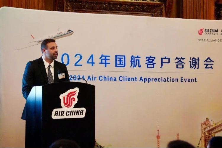 英國(guó)48家集團(tuán)俱樂(lè)部主席杰克·佩里發(fā)表致辭。吳若鳴攝