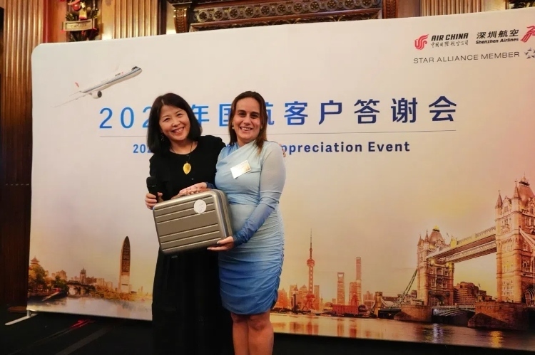 獲獎(jiǎng)嘉賓上臺(tái)領(lǐng)取精美獎(jiǎng)品。吳若鳴攝