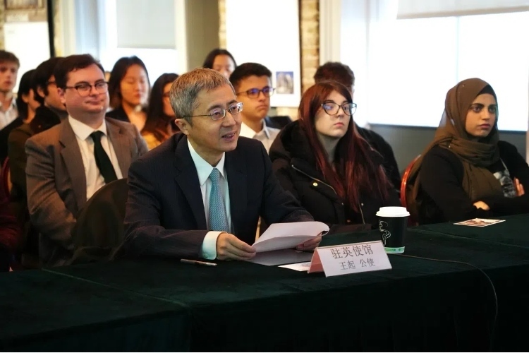 中國(guó)駐英國(guó)大使館公使王起發(fā)表講話。吳若鳴攝