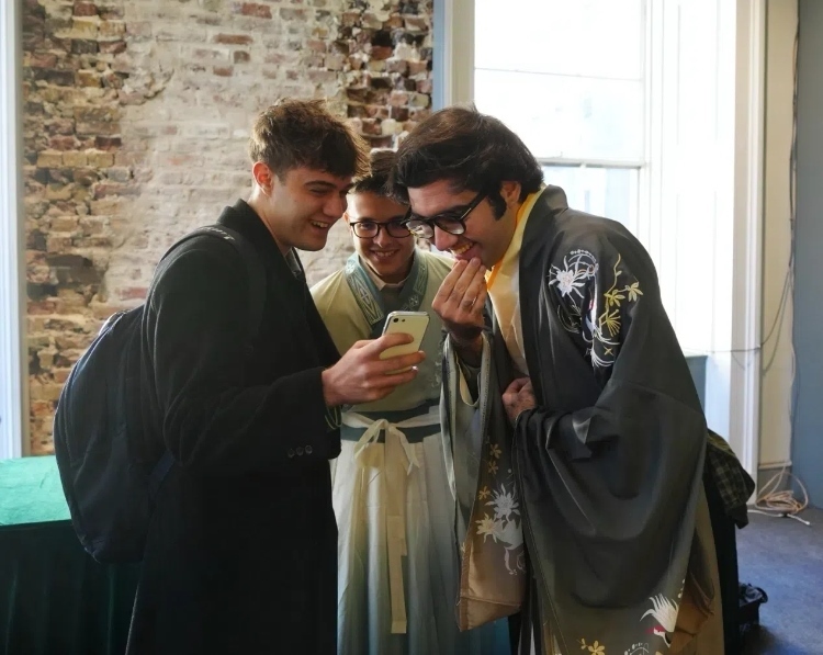 英國(guó)學(xué)生感受漢服魅力。吳若鳴攝