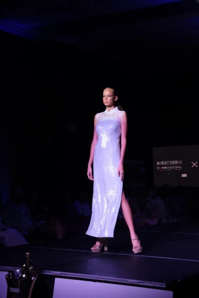 模特展示新中式禮服。顏李芳攝