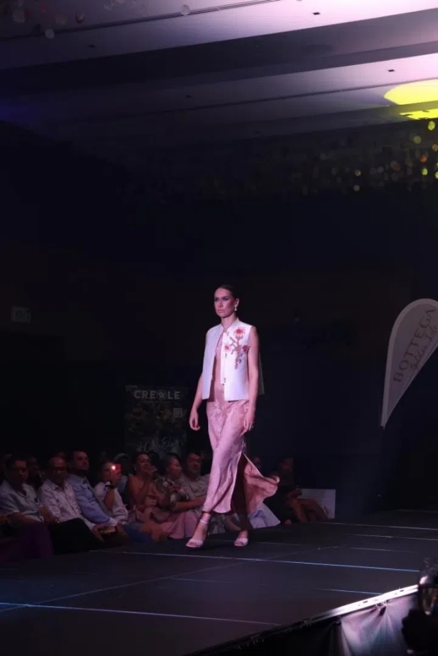 模特展示新中式禮服。顏李芳攝