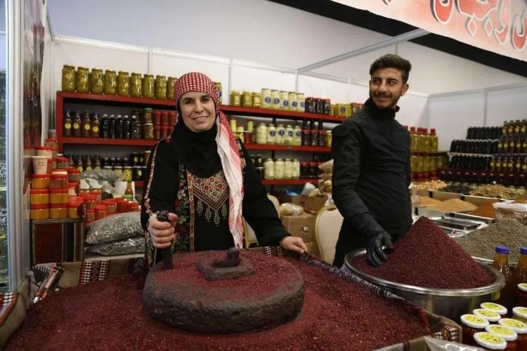 制作辣椒末的當?shù)貗D女。納達爾·達烏德攝