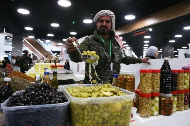 一位展商展示腌橄欖。納達爾·達烏德攝