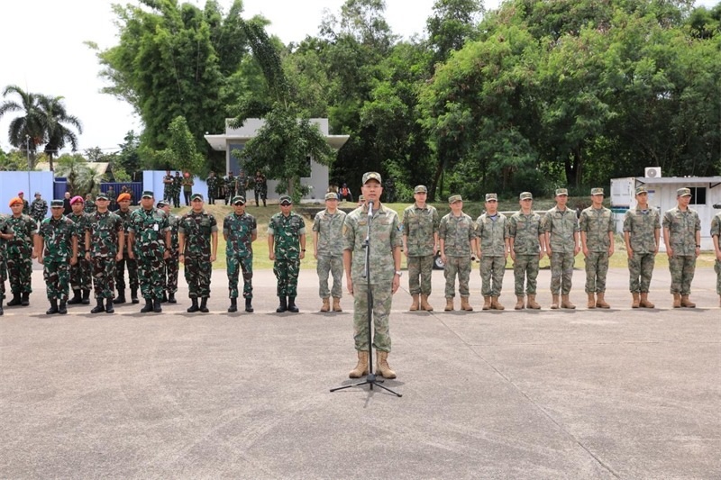 中方參演部隊(duì)指揮員在印尼方舉行的歡迎儀式上致辭。龔勝祥 攝
