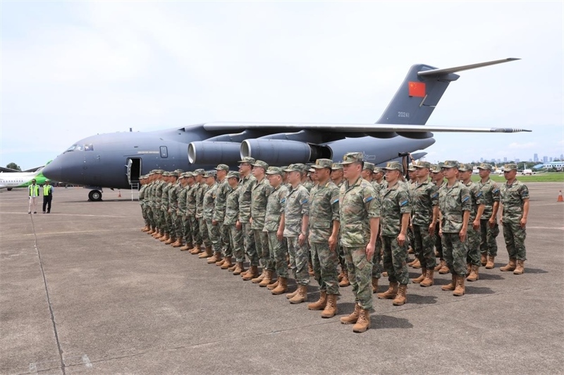 中方參演部隊(duì)搭乘運(yùn)—20運(yùn)輸機(jī)飛抵印尼國民軍空軍哈利姆機(jī)場。 龔勝祥攝