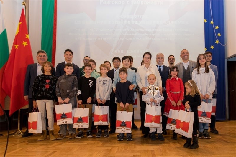 為保加利亞青少年頒發(fā)獎(jiǎng)品。中國駐保加利亞大使館供圖