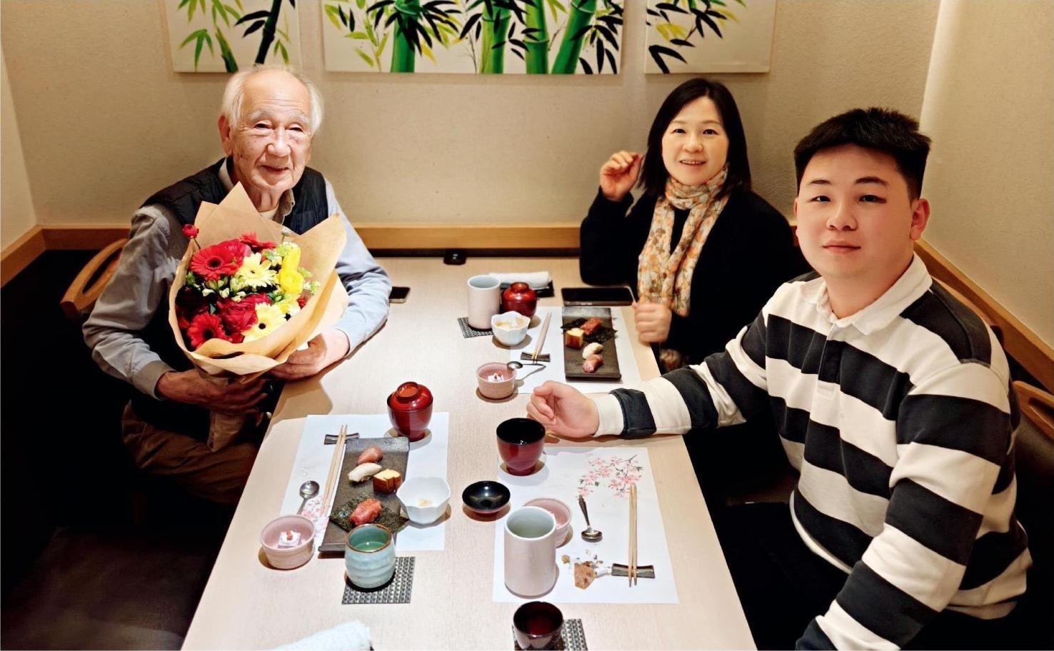 佐佐木俊一與彭林（中）、彭俊霖（右）在一起。