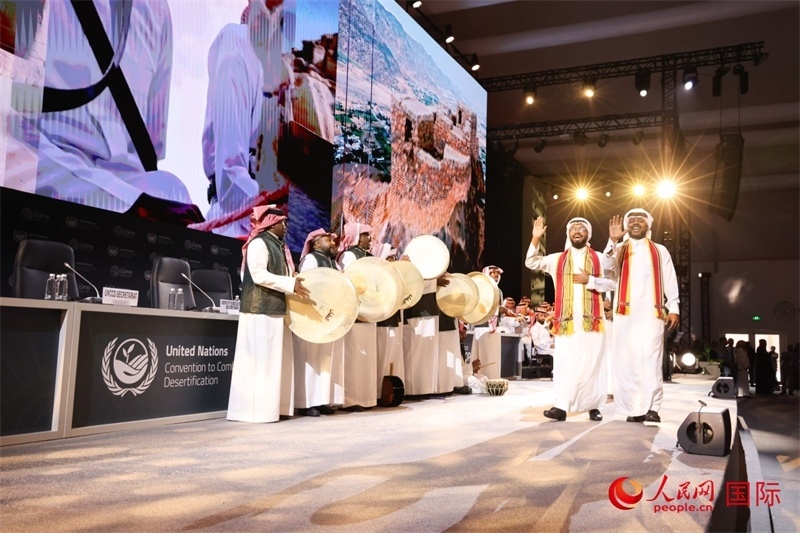 《聯(lián)合國(guó)防治荒漠化公約》第十六次締約方大會(huì)2日開(kāi)幕。圖為開(kāi)幕式表演。人民網(wǎng)記者任皓宇攝