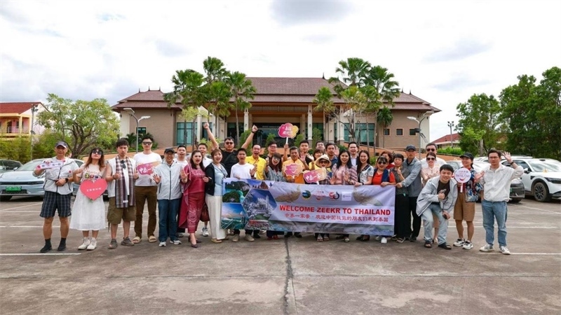 參與活動(dòng)的中國(guó)游客與當(dāng)?shù)靥﹪?guó)人合影?；顒?dòng)主辦方供圖