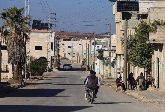 這是12月1日拍攝的敘利亞哈馬省北部一處城鎮(zhèn)街道。新華社發(fā)