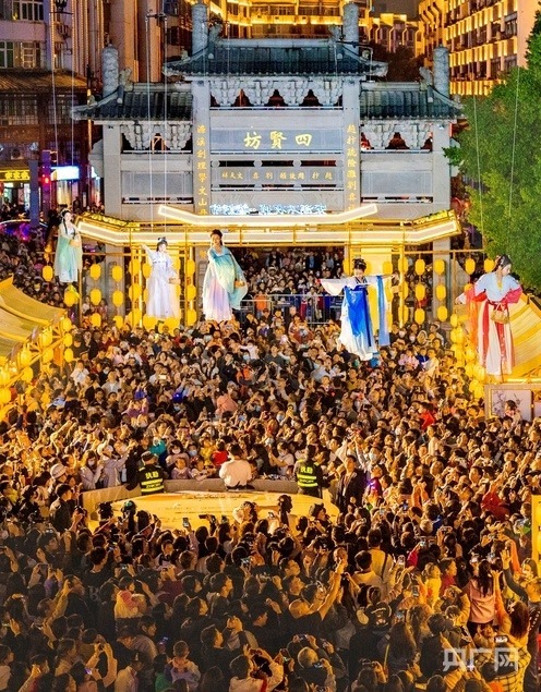 改造后的郁孤臺(tái)歷史文化街區(qū)流光溢彩，吸引游客沉浸式體驗(yàn)宋朝文化（央廣網(wǎng)發(fā) 胡中 攝）