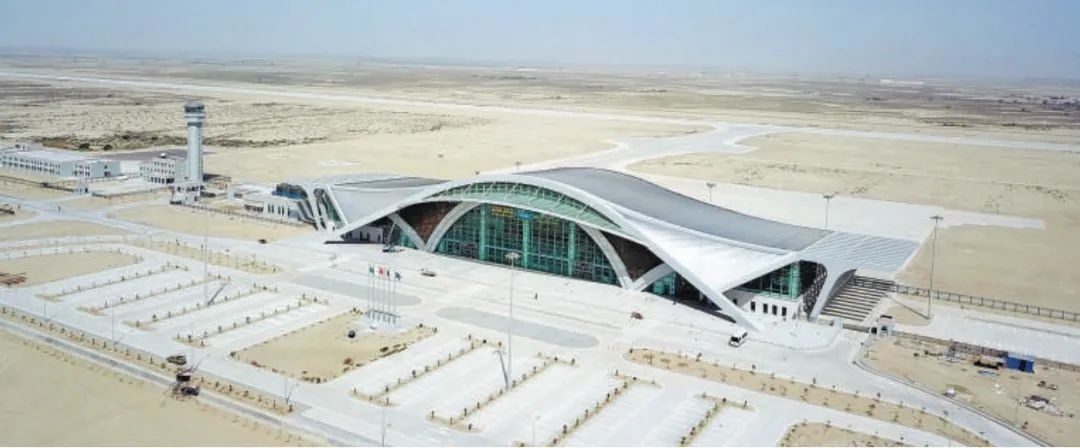 今年10月正式竣工的巴基斯坦瓜達(dá)爾新國際機(jī)場是中巴經(jīng)濟(jì)走廊建設(shè)進(jìn)一步走向深入的重要標(biāo)志，有力推動中巴經(jīng)濟(jì)走廊建設(shè)成為高質(zhì)量共建“一帶一路”的示范性項目。圖為瓜達(dá)爾新國際機(jī)場。艾哈邁德·卡邁勒 攝（新華社發(fā)）