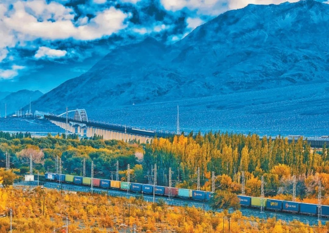 2013年，隨著共建“一帶一路”倡議提出，中歐班列應(yīng)運而生。今年11月20日，第十萬列中歐班列正式出境。截至目前，中歐班列累計運送貨物超1100萬標(biāo)箱、貨值超4200億美元，貨物品類達(dá)53大類5萬余種。圖為中歐班列行駛在新疆烏魯木齊達(dá)坂城濕地。擺風(fēng)亮 攝（新華社發(fā)）