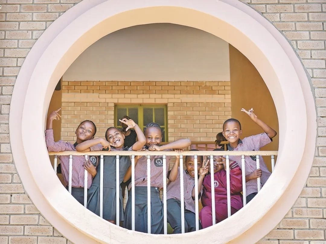 位于博茨瓦納南部的莫帕尼小學(xué)是中國援建的現(xiàn)代化學(xué)校，當(dāng)?shù)貎和慕逃龡l件因此得到改善。圖為莫帕尼小學(xué)課間休息的學(xué)生們。新華社記者 韓旭 攝