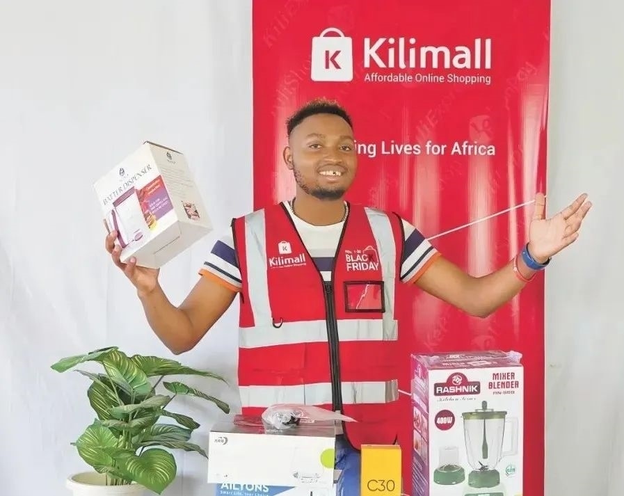 隨著“絲路電商”國際合作深入推進(jìn)，共建“一帶一路”國家雙多邊數(shù)字貿(mào)易規(guī)則對接不斷強(qiáng)化。借助“絲路電商”合作機(jī)制，肯尼亞主播迪克森·恩甘加在當(dāng)?shù)刂辈ж?。劉婉?攝（新華社發(fā)）