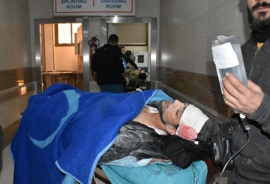 11月29日，在敘利亞阿勒頗，傷者被送往醫(yī)院接受治療。新華社發(fā)