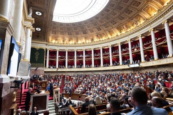 10月1日，法國總理巴尼耶在位于巴黎的法國國民議會發(fā)表演講。新華社發(fā)（杰克·陳攝）