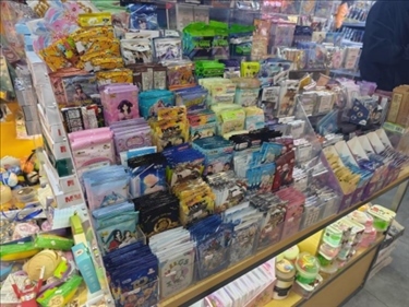 北京某文具店卡牌盲盒柜臺，未設(shè)相關(guān)提醒。人民網(wǎng)記者 黃鈺攝