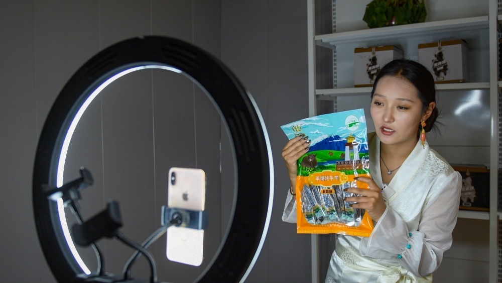 9月24日，果洛藏貢麻村村民多杰吉在進行網(wǎng)絡帶貨直播。（潘彬彬 攝）